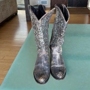 The shaft: tri-colored metal studs over distressed and full grain leather.